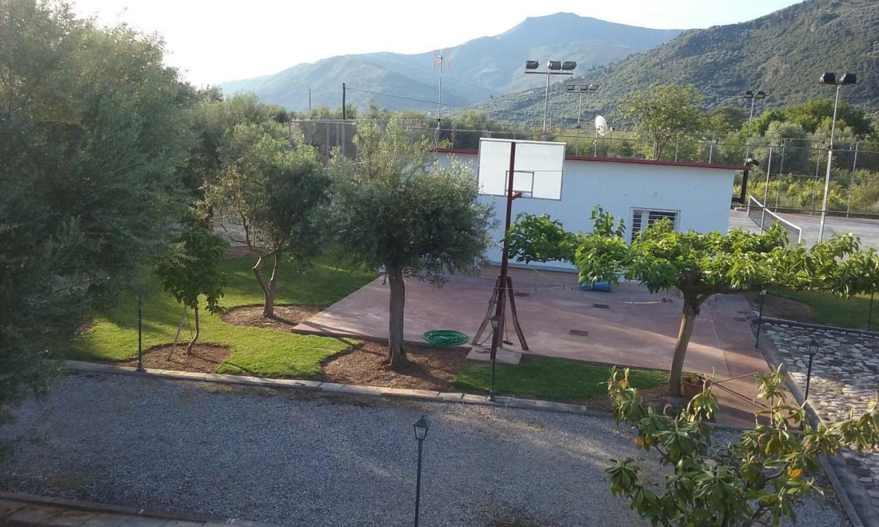 Studio With Tenis Court And Mini Basket Apartment Aigio Exterior photo