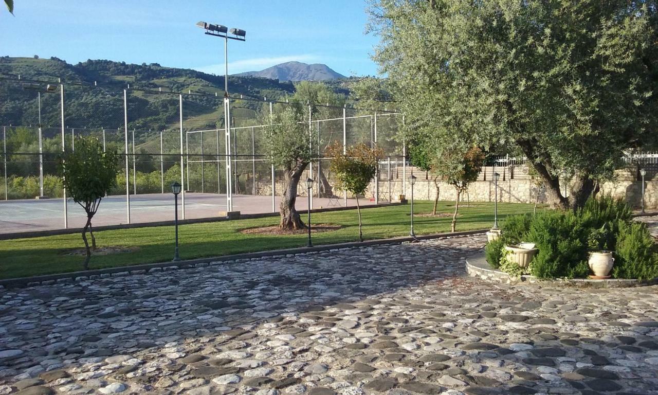 Studio With Tenis Court And Mini Basket Apartment Aigio Exterior photo